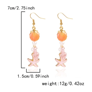 Detail view of ocean-style shell and starfish earrings with size dimensions 7x1.5 cm