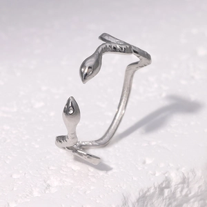 Bague serpent ouverte en acier inoxydable argenté avec écailles texturées