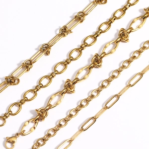 Gros plan de quatre styles de bracelets à gros maillons en acier inoxydable doré