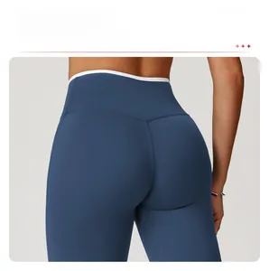 Detail der High-Waist Yoga-Schlaghose mit Kontrastbund und Peach-Lift-Naht am Gesäß