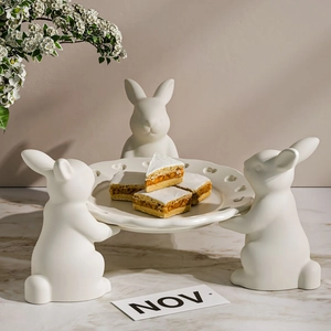 Détails du support à gâteau en céramique blanche mate avec plateau ajouré de cœurs