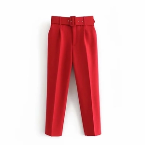 Detalle del pantalón rojo de cintura alta con cinturón de tela y hebilla cuadrada a juego