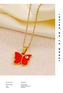 Detail der roten Schmetterlings-Halskette mit Evil Eye Motiv an einer feinen Goldkette