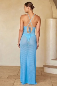 Détail de la robe maxi bleue en maille ajourée avec dos nu croisé et fermeture à lacets