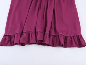 Dettaglio dell'abito bohémien magenta con bordo in pizzo e orlo a balze di alta qualità