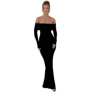 Vorderansicht elegantes schwarzes schulterfreies langärmliges enges Strick-Maxikleid