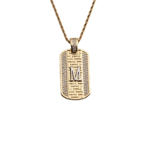 Collier doré avec pendentif lettre M rectangulaire serti de zircons et chaîne torsadée
