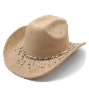 Détail d'un chapeau de cow-boy en daim beige orné de franges en strass élégantes