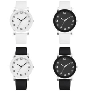 Collection de montres quartz homme minimalistes avec bracelets en cuir noir et blanc