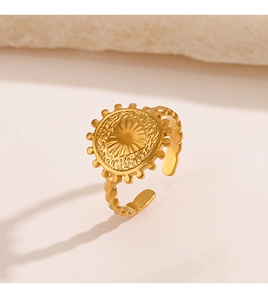 Detailed view of 18K gold plated heart ring with relief sunburst pattern and wavy band