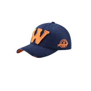 Détail du bord usé et de la broderie orange W sur la casquette bleu marine