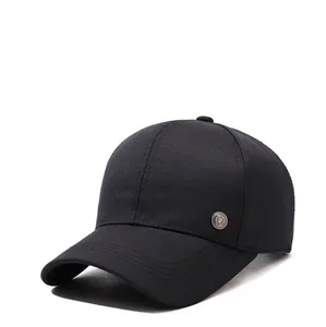 Detail einer schwarzen Baseballkappe aus Baumwolle mit strukturierter Metallschnalle