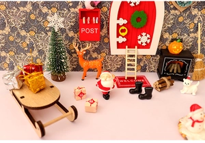 Set natalizio in miniatura con Babbo Natale, renna e albero per casa delle bambole