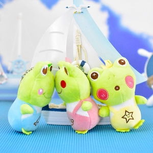 Primer plano de tres bonitos llaveros de peluche de ranas en azul, rosa y amarillo.