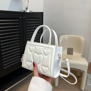 Sac à main chic en cuir PU blanc avec motifs cœurs embossés et détails dorés élégants