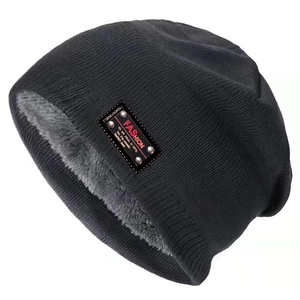 Bonnet en tricot d'hiver avec doublure polaire épaisse et écusson de mode en cuir noir