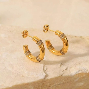 Boucles d'oreilles créoles bambou plaquées or avec zircons blancs sur support pierre
