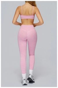 Dettaglio dei leggings da yoga rosa melange con cucitura a V sul retro e vita alta