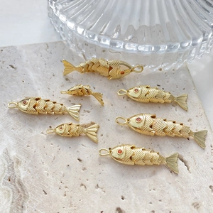 Set mit 14k vergoldeten, beweglichen Fisch-Anhängern mit roten Augen für DIY-Schmuck