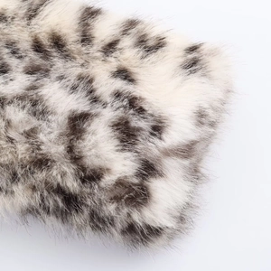 Macro della trama in ecopelliccia leopardata con fibre morbide nei colori bianco e nero