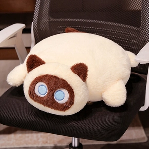 Détail d'un coussin en peluche chat siamois aux yeux bleus posé sur une chaise de bureau