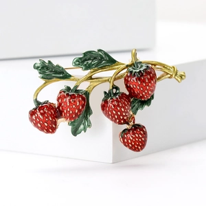 Vintage Enamel Strawberry Brooch For Women Alloy Fruit Lapel Pin Gold Green Red Fashion Jewelry Cardigan Accessory Gift