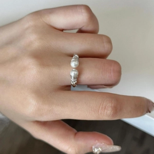 Vintage S925 sterling silver twist ring with double pearls and sparkling diamonds