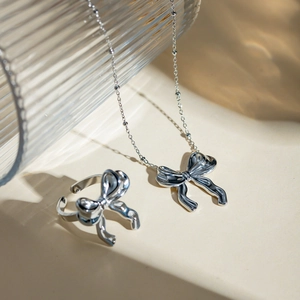 Ensemble élégant de collier et bague en acier inoxydable argenté avec nœud papillon