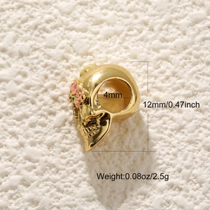 Détail macro du pendentif tête de mort doré avec dimensions, hauteur 12mm et trou de 4mm