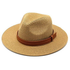 Chapeau Panama classique en paille avec bande en cuir marron sur fond blanc pur