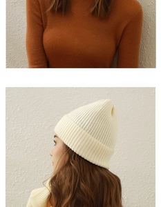 Detail of cream cable knit beanie and scarf set with thick texture and V-knit stitching