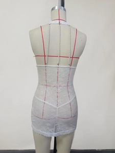 Dettaglio posteriore di un body in pizzo bianco con eleganti spalline con triple perline