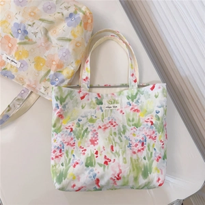 Détail de sacs en coton à fleurs avec étiquettes tissées simple wish et finitions