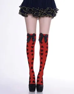 Detalle de calcetines rojos por encima de la rodilla con estampado de cartas y lazos