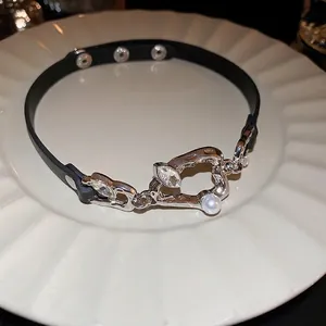 Choker en cuir noir avec goutte d'argent irrégulière, perle et boutons-pression