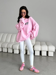 Pink oversized letter print sweatshirt with long sleeves for women street style look