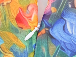 Dettaglio ravvicinato di una cerniera invisibile di alta qualità su un abito a stampa colorata