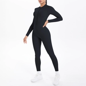 Detailansicht des schwarzen langärmeligen Sport-Bodysuits mit Reißverschluss und Stehkragen