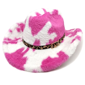 Détail d'un chapeau de cowboy en fausse fourrure rose à motif vache et ruban léopard