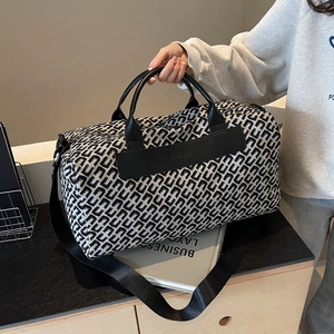 Borsa da viaggio capiente con motivo geometrico intrecciato e manici in pelle nera