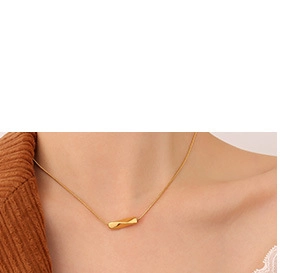 Gros plan d'un pendentif cylindrique torsadé plaqué or 18K sur un mannequin