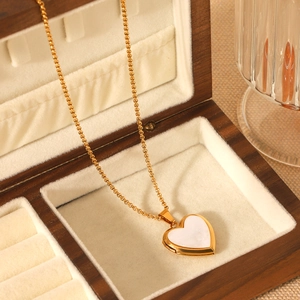 Collier médaillon cœur en acier inoxydable doré 18K avec incrustation nacre blanche
