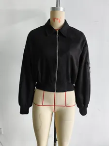 Detail der schwarzen Bomberjacke aus Wildleder mit Metallreißverschluss und Rippbündchen