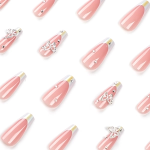 Faux ongles ballerine rose french avec papillons argentés et détails de strass brillants