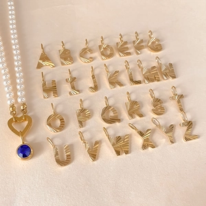 Ensemble de 26 pendentifs alphabet dorés avec collier de perles et pierre bleue