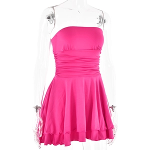 Vue détaillée de la robe bustier rose rouge avec corsage plissé et jupe trapèze courte