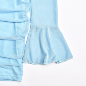 Detail der hellblauen Mesh-Stoffbündchen mit eleganten Glockenärmeln und plissierten Texturen