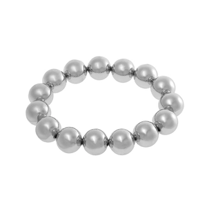 Dettaglio del bracciale di perle d'argento con perline metalliche lucide su sfondo bianco