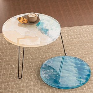 Moderner runder 60cm Couchtisch mit blauem Ozean-Resin-Design und schwarzen Metallbeinen