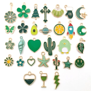Assortiment de pendentifs en émail vert pour bijoux DIY avec finition plaquée or